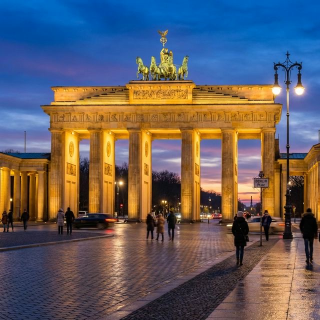 Brandenburška vrata, osvetljena v mraku, najbolj ikonična znamenitost Berlina