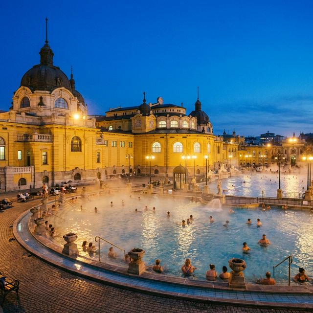 Széchenyi-Thermalbad in Budapest mit aufsteigendem Dampf