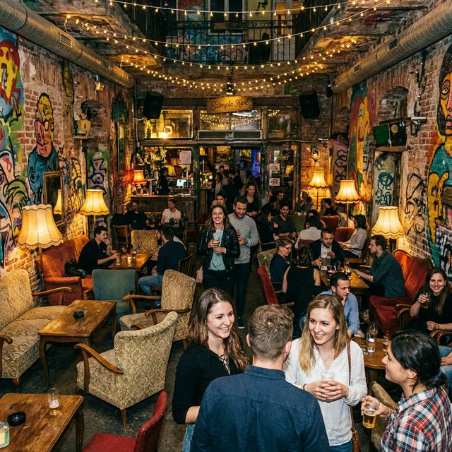 Eklektisches Interieur der Szimpla Kert Ruinenkneipe