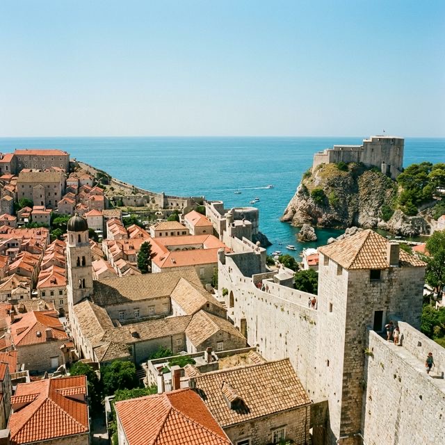 Die befestigten Mauern der Altstadt von Dubrovnik mit Blick auf die Adria