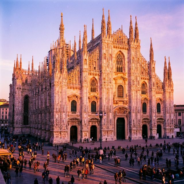 Il Duomo di Milano al tramonto con guglie gotiche