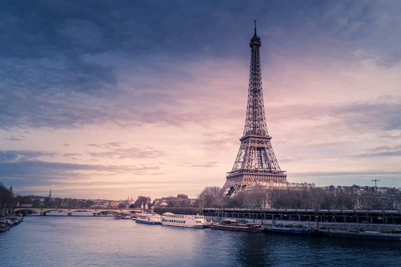Eiffelturm in der goldenen Stunde mit den Gärten Champ de Mars, Paris