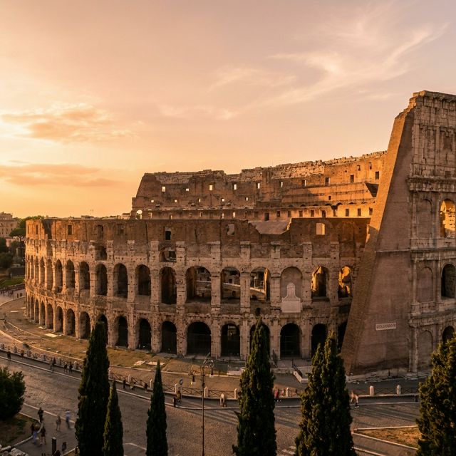 Das antike Kolosseum in der Abenddämmerung, Rom